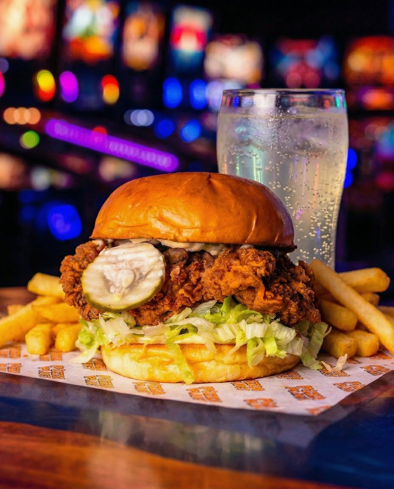 Cluck'N Run lunch deal - buttermilk fried chicken with a pickle on top, served with chips and a sparkling drink.